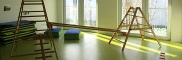 Das Rote Zimmer mit Spielgeräten aus Holz
