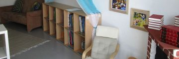 Das Braune Zimmer. mit Regal und Büchern
