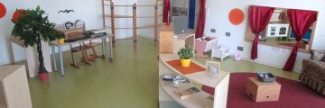 Das Orangene Zimmer mit Stühlen, regalen und Puppenbettchen