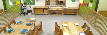 Das Grüne Zimmer mit Esstischen und Stühlen